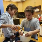 Los niños Matías y Fausto Benites Pérez durante la preparación de las galletas.