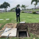 Daniel Rivera frente a la tumba donde al parecer está el cuerpo de su padre, Jimmy.