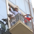 El prefecto del Guayas, Carlos Luis Morales, se asomó a la ventana del edificio para saludar a sus simpatizantes.