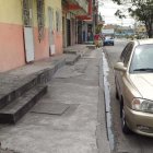 En la calle Mercedes Arzube de Roca la alcantarilla está desborda.