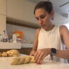Jessica Abouganem elabora el pan "jalá" de origen judío.