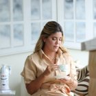 Es fanática de las guayaberas y, en este look, luce un vestido fresco y ligero en lino. El plus que tiene esta textura es que la duración es de aproximadamente 20 años y, como ya se sabe, es ideal para el clima de la ciudad. Además, ya no tiene por qué asociarse únicamente a lo masculino.