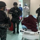 Custodia. El contingente policial en el hospital Guayaquil por Salcedo alteró a los demás pacientes del lugar.