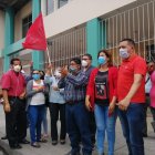 Los maestros realizaron una protesta para exigir el pago de sus haberes.