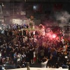 Unas 5.000 personas coparon la Plaza Trieste y Trento de Nápoles, donde muchos hinchas se lanzaron a la Fuente del Carciofo.