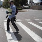 QUITO.- Un hombre con discapacidad visual cruza una avenida. La vida de las personas con discapacidad se ha vuelto aún más complicada en épocas de COVID-19.