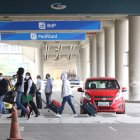 Hecho. El Ministerio de Transporte y Obras Públicas informó que desde hoy todos los pasajeros que viajen en vuelos domésticos deberán contar con una prueba COVID-19 con resultado negativo, realizada dentro de las 72 horas previas al viaje.