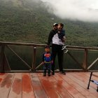 El marchista ecuatoriano con sus dos grandes motores de superación: Santiago (5) en brazo y Joaquín (3)