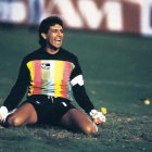 Carlos Luis Morales se arrodilla y festeja luego de atajarle el penal a José Tiburcio Serrizuela en 1990.