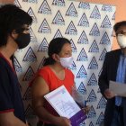 Entrega. El rector de la institución viajó esta mañana a Playas para entregar las becas a la familia.