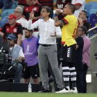 El entrenador de Barcelona, Fabián Bustos (i), da instrucciones este miércoles en un partido del grupo A de la Copa Libertadores entre Flamengo y Barcelona SC, en el estadio Maracaná en Río de Janeiro (Brasil).