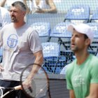 Goran Ivanisevic, preparador físico de Djokovic (i), y el propio tenista (d), dieron positivo por coronavirus tras el Adria Tour.