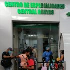 Un grupo de pacientes asiste a Centro de Especialidades Central Guayas del IESS.