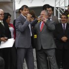 Rafael Correa y Luis Chiriboga en un homenaje de la Tri posterior al Mundial 2014.