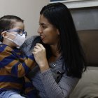 Daniel, junto a su madre Alejandra Paredes. Ella tramita el carné de discapacidad.