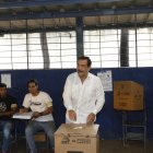 El entonces acalde de Guayaquil, Jaime Nebot, cuando sufragó en la última consulta popular de 2018. Ahora propone una nueva.