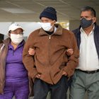 Ciudadanos en Cuenca salen del hospital Vicente Corral Moscoso.