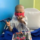 Leonel se divirtió estrenando una mascarilla de su superhéroe favorito, gracias a donaciones que recibió Solca.