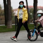 Madre e hija durante un paseo por su ciudadela.