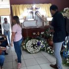 Eduardo Smith, excompañero de Dannes Coronel, frente al ataud del "Patucho".