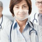 El rostro se humaniza con esta mascarilla  transparente.