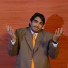 Diego Arcos pidió ayuda en las redes sociales para cazar un ratón que invadió el baño de su residencia, el 4 de julio y según él era gordo y medía 12 centímetros. Les tiene fobia a los roedores y simplemente no los soporta.
El comentarista deportivo confiesa que la aversión es de toda la vida. “La descubrí en mis primeros encuentros con roedores, pero es solo con ellos porque puedo bucear con tiburones, manipular culebras y murciélagos sin ningún temor”.
A los estos animales no puede verlos ni en fotos o vídeos. “Se me acelera todo y me perturba la conciencia”, añade.
No tiene claro cómo apareció el ratón en ese sector de su residencia, pero cree que estaba en el tumbado. Como Diego escuchó ruido, “llamé a una empresa de fumigación y este seguramente cayó por el ojo de buey (de la luz), estaba atontado”.
 El miedo que siente el comunicador por los ratones se llama musofobia y según la psicología posiblemente se desarrolle en la infancia y las razones pueden ser variadas.
“Tal vez en otra vida viví algún hecho traumático porque en esta no recuerdo nada absolutamente”.
Este episodio con el ratón grande y gordo que se metió en su casa, permitió descubrir que además le aterran los ascensores pequeños. “Simplemente los detesto, pero también a los conformistas”.
La moraleja de esta historia es que podría adoptar a un felino. A muchos les falta un hogar. “Crecí con gatos, no me desagradan para nada, pero ahora tengo perros y ellos mandan. Ringo Starr es uno y mi hijo Rodolfo, tiene a Oso”.

El comentarista de TC