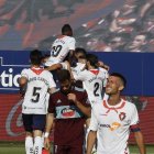 Pervis Estupiñán (arriba) celebra junto a sus compañeros uno de los dos goles que firmaron para el triunfo.