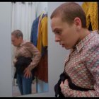 Es una miniserie de Netflix de cuatro capítulos donde explora el mundo de la comunidad judía ultraortodoxa.