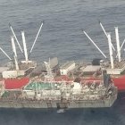 Dos de los 260 barcos que pescan al límite de la Zona Económica Exclusiva Insular.