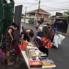 En los exteriores de La Casa Morada, en Urdesa, hubo una feria de libros nuevos y usados en todos los géneros.