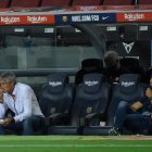 Quique Setién (i) fue confirmado como técnico de Barcelona por los dirigentes de ese club.