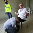 Grillete. Abdalá Bucaram se enorgullece de llevar un objeto infamante.