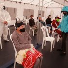 Algunos hospitales de Quito como el Enrique Garcés y el del IESS lucen como en la imagen, con pacientes intentado ser atendidos.