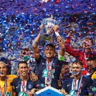 Jugadores del Paris Saint Germain celebran la obtención del título francés.