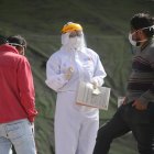 Al Centro de Atención Temporal Bicentenario en Quito acuden personas en busca de ayuda médica.