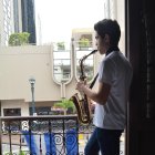 Marcelo Noriega acudió el fin de semana a la casa de arte con su saxofón para los ensayos.