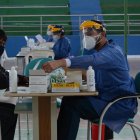 Uno de los centro de triaje en Quito realiza pruebas a los ciudadanos.