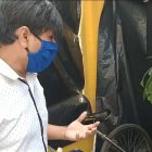 Los voluntarios de Dibuja una sonrisa acudieron a la casa de Cristina Suárez para entregarle la peluca.