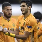 Raúl Jiménez festeja el gol para el triunfo de su club, que le sirvió para clasificar.