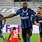 Romelu Lukaku (c) encabeza la celebración del Inter italiano.