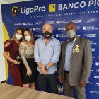 Miguel Ángel Loor (c), junto a Ermen Benítez y las hijas de Carlos Luis Morales.