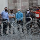 Moradores y dueños de locales del centro piden el retiro de las vallas y concertinas de las calles patrimoniales.