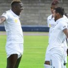 Cristian Martínez Borja (i) festeja tras marcar el primer gol de los albos. Fue el octavo tanto del ariete colombiano en la LigaPro.