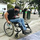 Desnivel. Alberto Morán muestra que la rampa no es funcional.