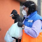 Actor. La exsecretaria de Riesgo, Alexandra Ocles, durante un recorrido entregando los kits de ayuda humanitaria