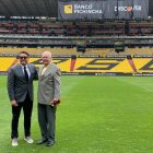 Carlos Alfaro Moreno, presidente de Barcelona, y Carlos Muñoz Insua, delegado del Banco Pichincha.