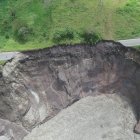 La foto publicada por el Servicio nacional de Gestión de Riesgos muestra el colapso de un tramo de la carretera que conecta a Quito con Lago Agrio.