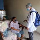 El médico Jonathan Pasquel le toma la presión a una ciudadana en el sector Los Vergeles.