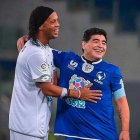 Ronaldinho y Diego Armando Maradona, dos genios que muchos quieren verlos trabajando juntos.
