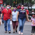 Las personas tienen que habituarse al uso de las mascarillas, lavado de manos y al distanciamiento social para convivir con la pandemia de la Covid-19.